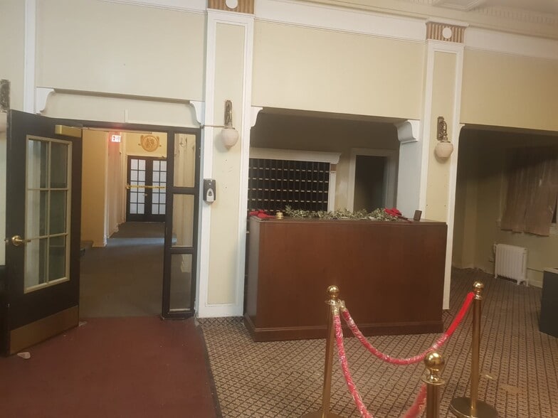 More Photos Of 118 E Court St, Paris Hotel For Sale
