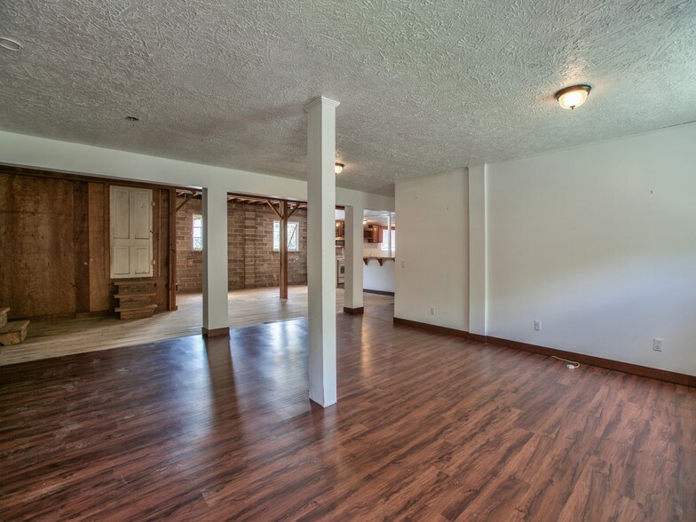More Photos Of 765 E Washington St, Monticello Auto Repair For Sale