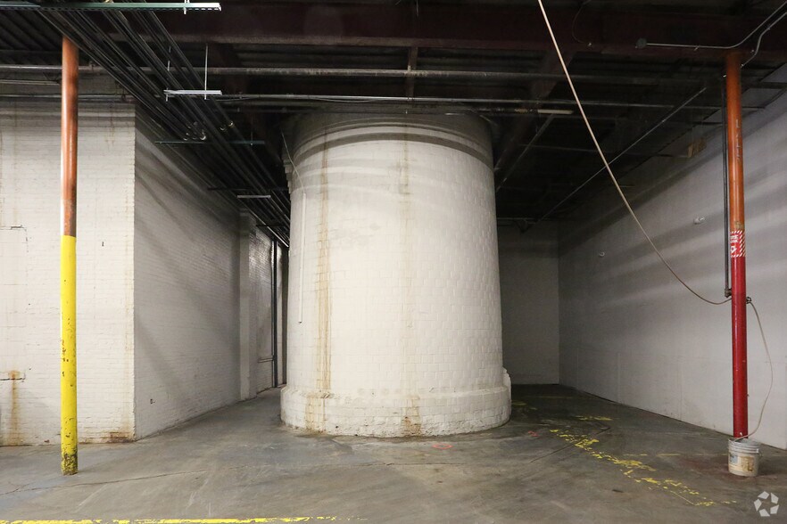 More Photos Of 71 Linden St, Lynn Warehouse For Lease