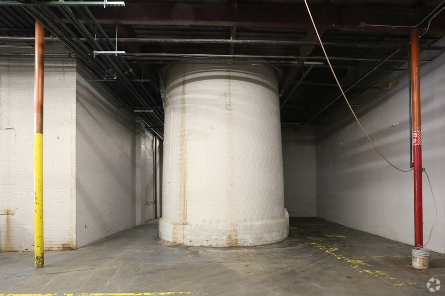 More Photos Of 71 Linden St, Lynn Warehouse For Lease