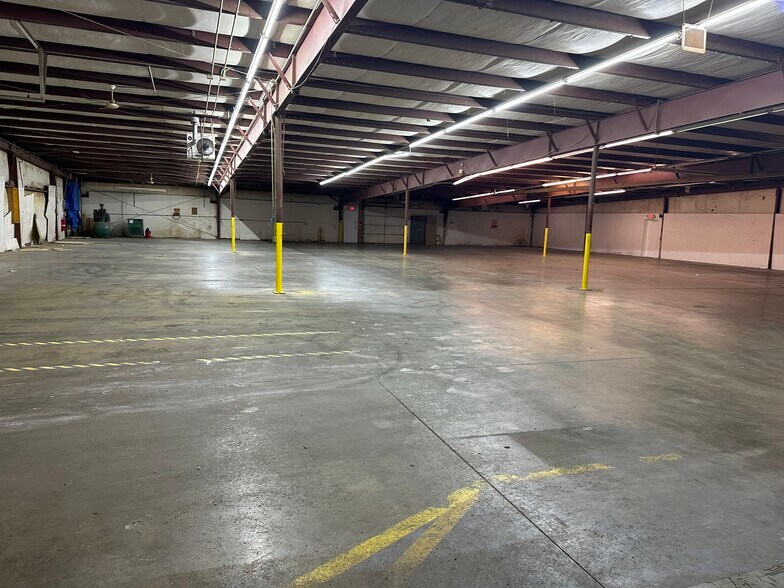 More Photos Of 2620 Bobmeyer Rd, Hamilton Warehouse For Lease
