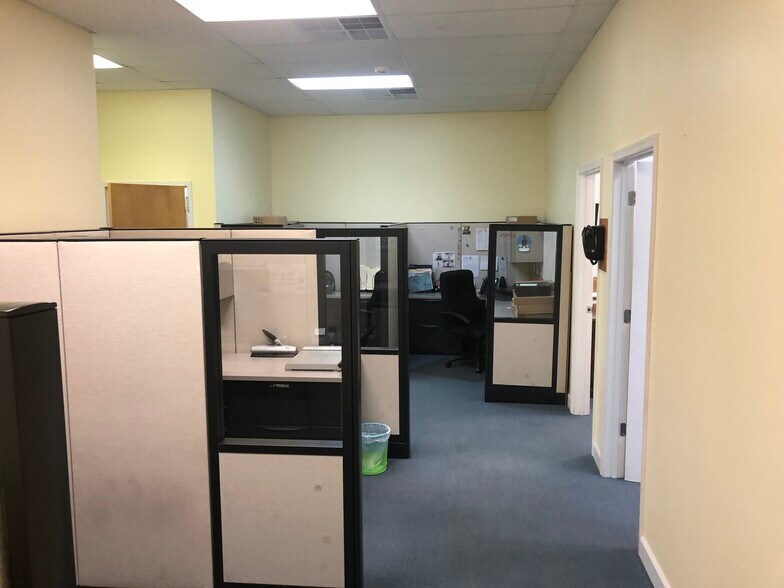 More Photos Of 2014 Renard Ct, Annapolis Showroom For Sale