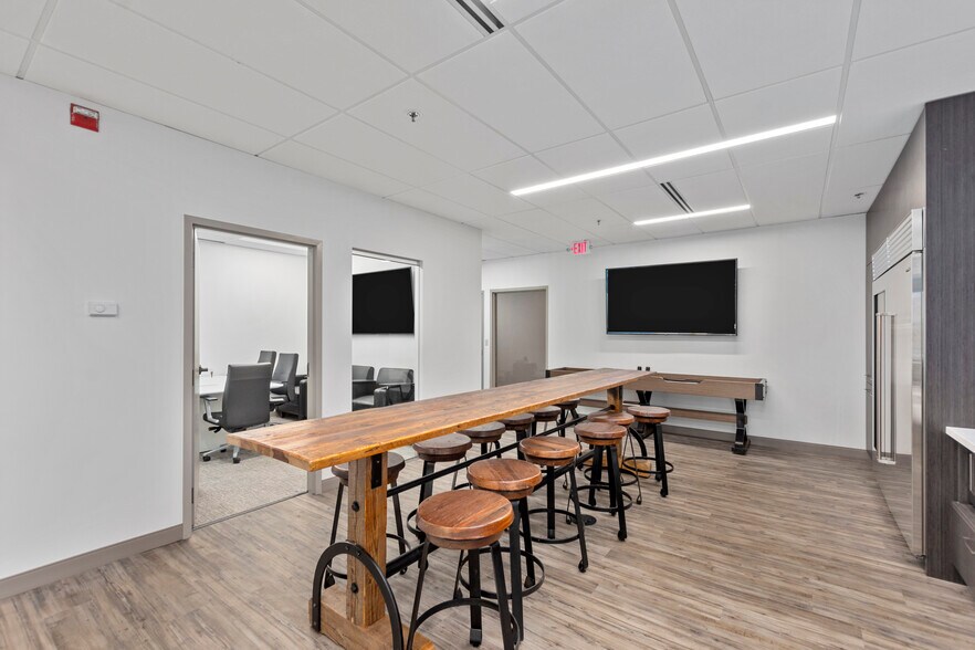 More Photos Of 10805 Sunset Office Dr, Sunset Hills Office For Lease