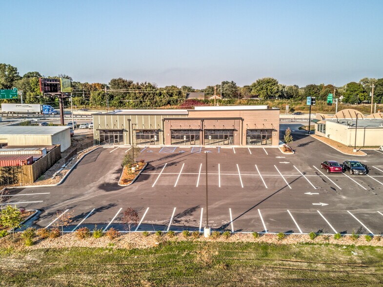 More Photos Of 1560 Veterans Memorial Pkwy, Saint Charles Unknown For Lease