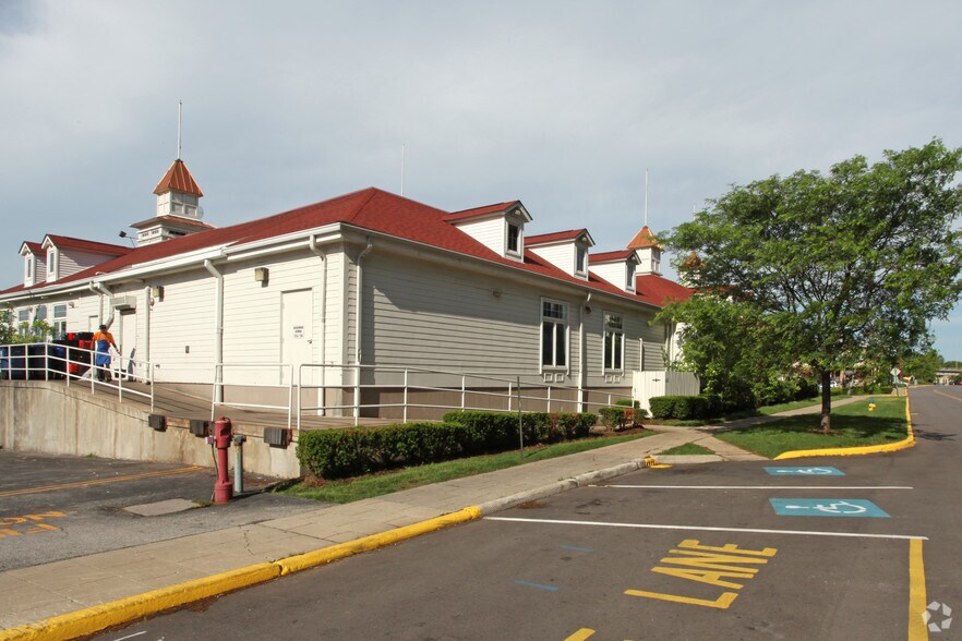 More Photos Of 601 Riverside Dr, Jeffersonville Restaurant For Sale