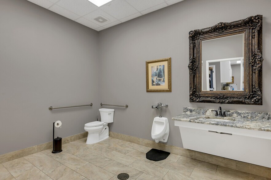 More Photos Of 501 E 7th St, Odessa Office For Sale