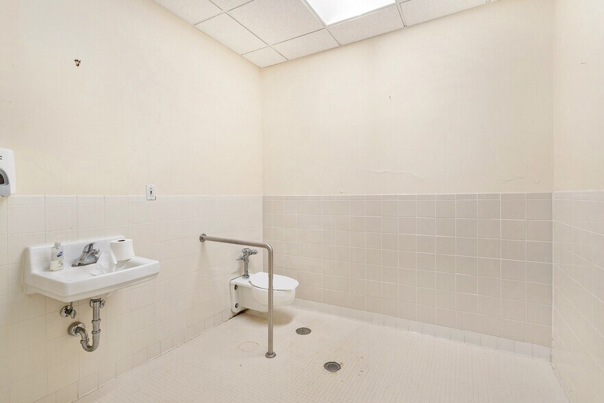 More Photos Of 500 W Crosstown Pky, Kalamazoo Medical For Sale