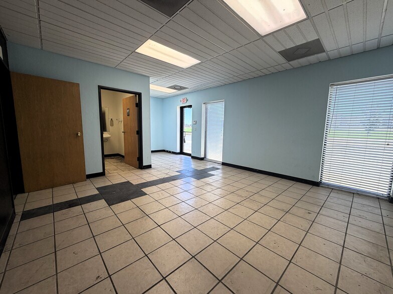 More Photos Of 1505-1509 Commerce St, Yukon Warehouse For Lease