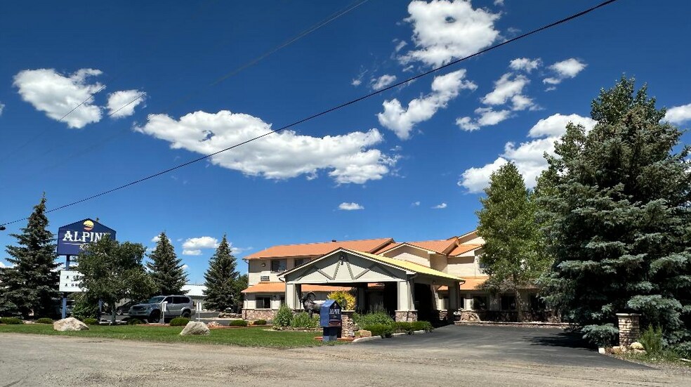 Primary Photo Of 1011 Rio Grande Ave, Gunnison Hotel For Sale
