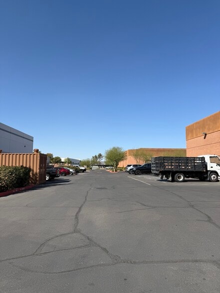 More Photos Of 2019 W Quail Ave, Phoenix Warehouse For Lease