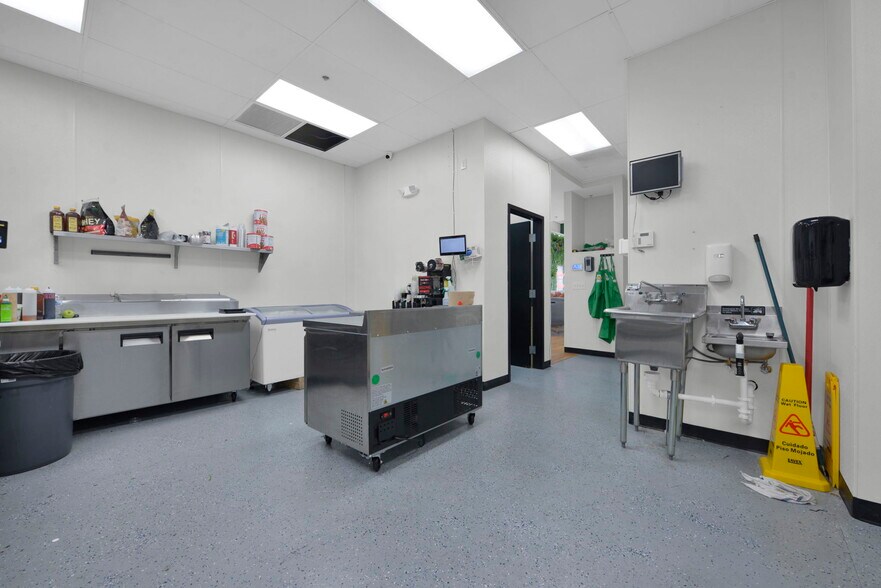 More Photos Of 2017-2035 Polaris Pky, Columbus Storefront For Lease