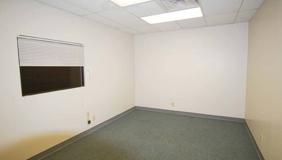More Photos Of 1800 S Washington St, Beeville Office For Sale