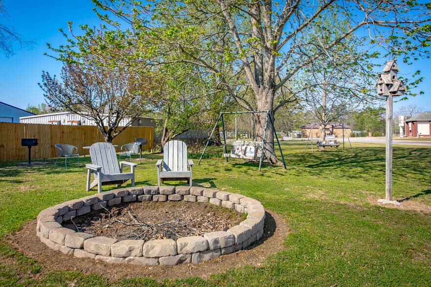 More Photos Of 8546 Edgemont Rd, Greers Ferry Hotel For Sale