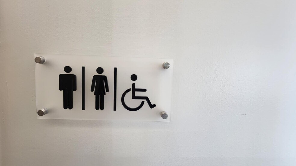 More Photos Of 1901 W 33rd St, Edmond Office Residential For Lease