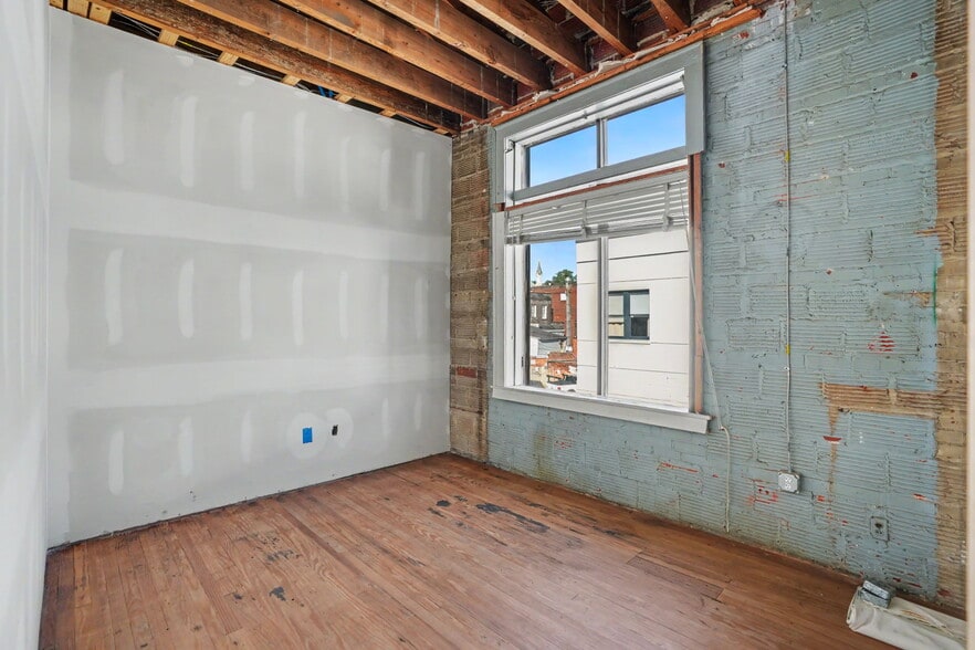 More Photos Of 101 E Broughton St, Savannah Storefront Retail Office For Lease