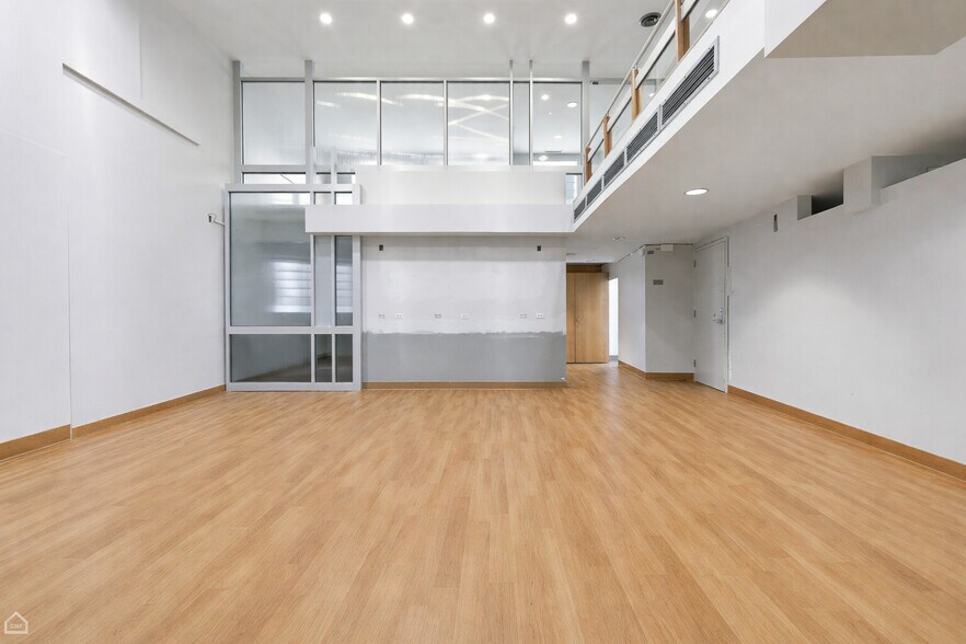 More Photos Of 1309-1311 E 57th St, Chicago Office For Lease