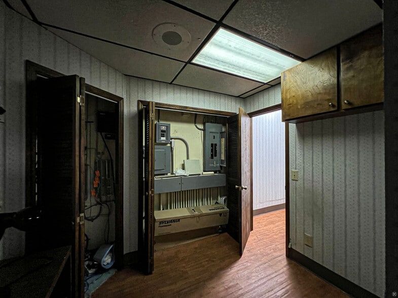 More Photos Of 119 W Lowman St, Mullins Medical For Sale