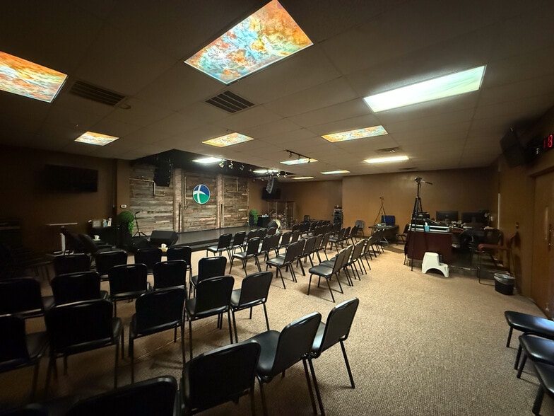 More Photos Of 2135 Southeast Pky, Arlington Unknown For Lease