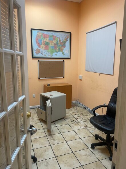 More Photos Of 817 Westchester Ave, Bronx Convenience Store For Lease