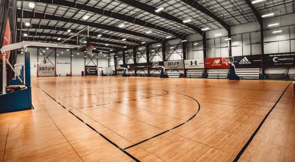 More Photos Of 15 Manning Ave, Middleton Sports And Entertainment For Lease