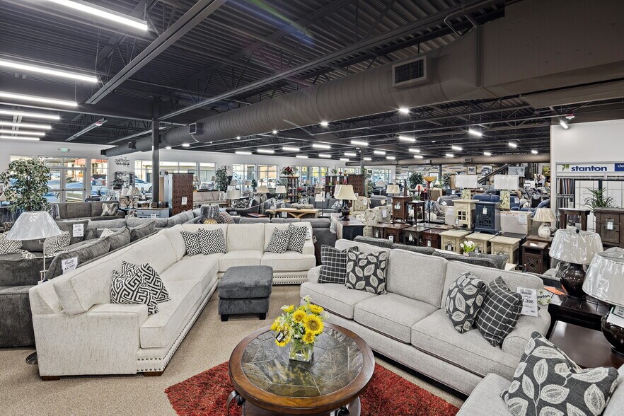 More Photos Of 916 W Division St, Mount Vernon General Retail For Sale