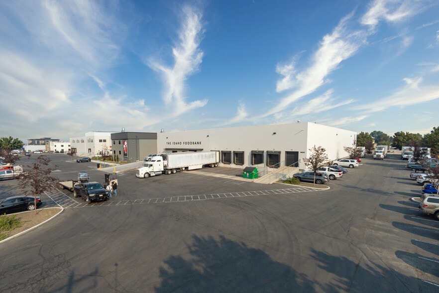More Photos Of 3550-3650 E Commercial Ct, Meridian Distribution For Lease