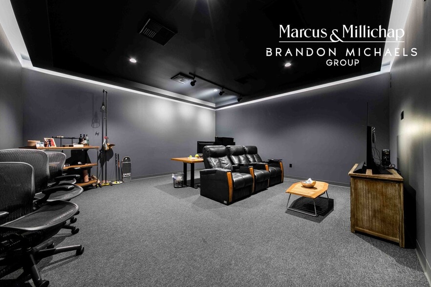 More Photos Of 2275 S Carmelina Ave, Los Angeles Showroom For Sale