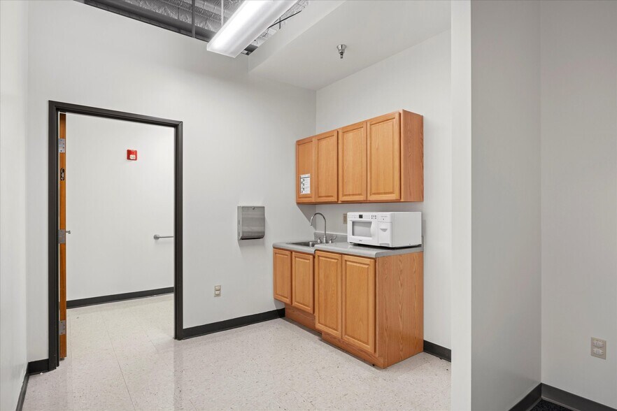 More Photos Of 2-4 W Ohio St, Butler Office For Lease