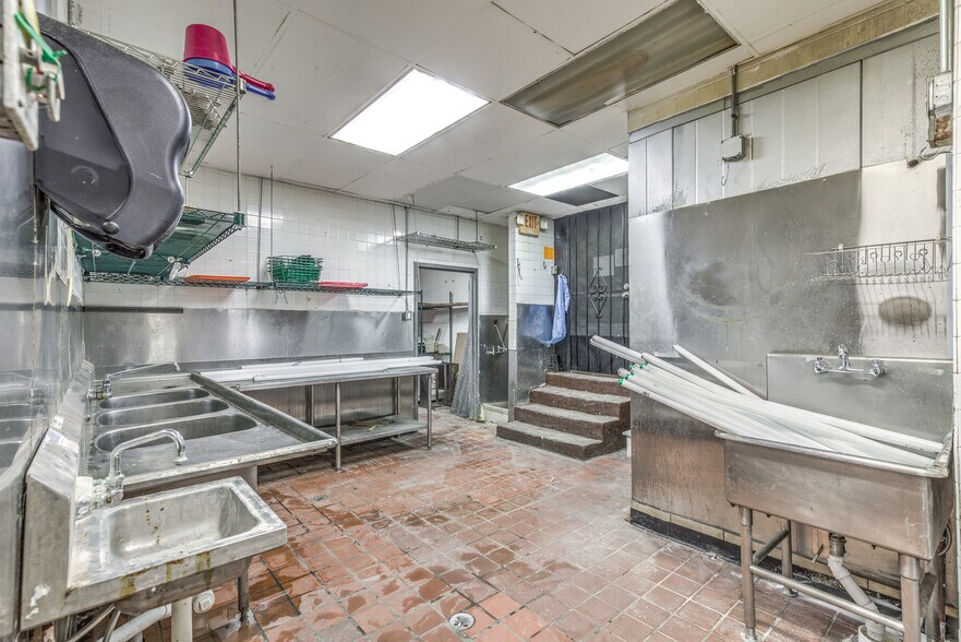 More Photos Of 6125 Natural Bridge Ave, Saint Louis Bar For Lease