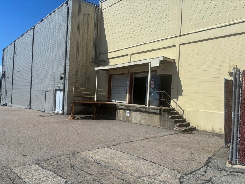 More Photos Of 1500 Diamond Hill Rd, Woonsocket General Retail For Lease