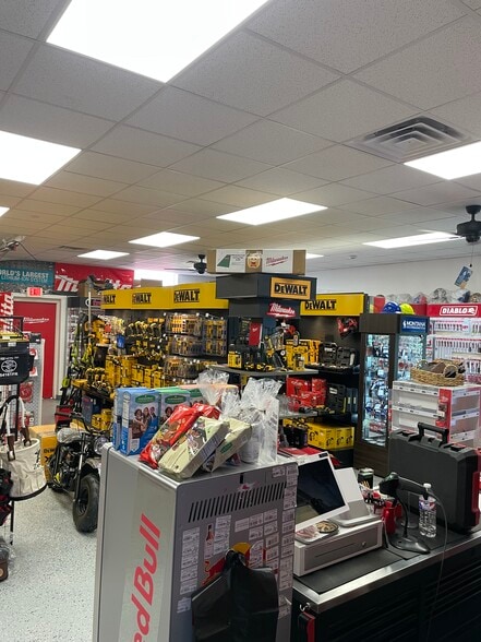 More Photos Of 2716 W Front St, Midland Flex For Lease