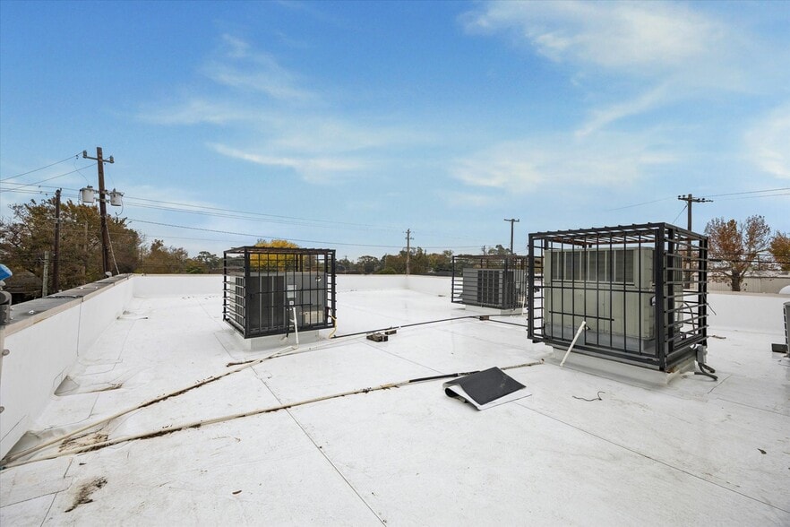 More Photos Of 4901 Yale St, Houston Office For Sale