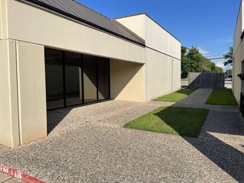 More Photos Of 404 University Dr E, College Station General Retail For Lease