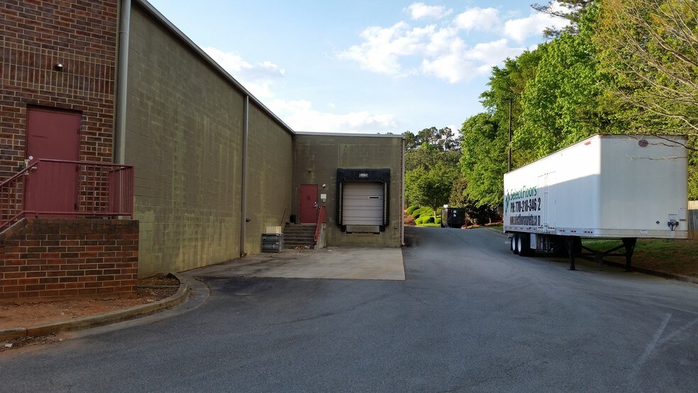 More Photos Of 1890 W Oak Pky, Marietta Showroom For Lease