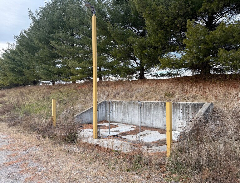 More Photos Of 2601 Iverson Rd, Stoughton Warehouse For Lease