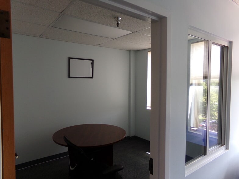 More Photos Of 22648 Glenn Dr, Sterling Office For Lease