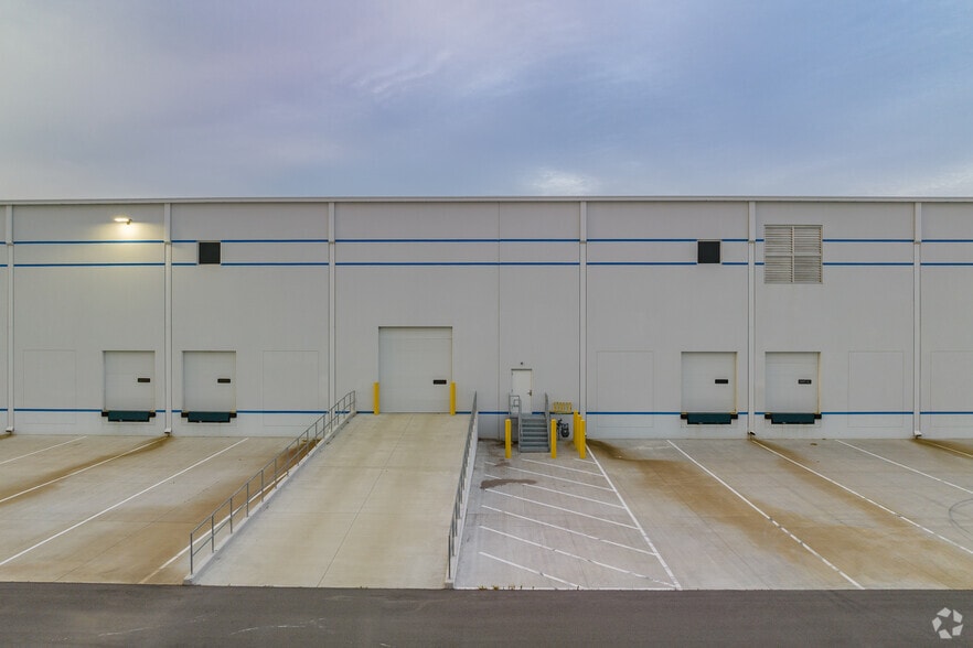 More Photos Of 121 Airpark Ctr E, Nashville Unknown For Lease