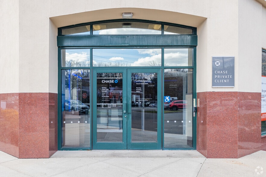 More Photos Of 240 Glen Head Rd, Glen Head Freestanding For Lease