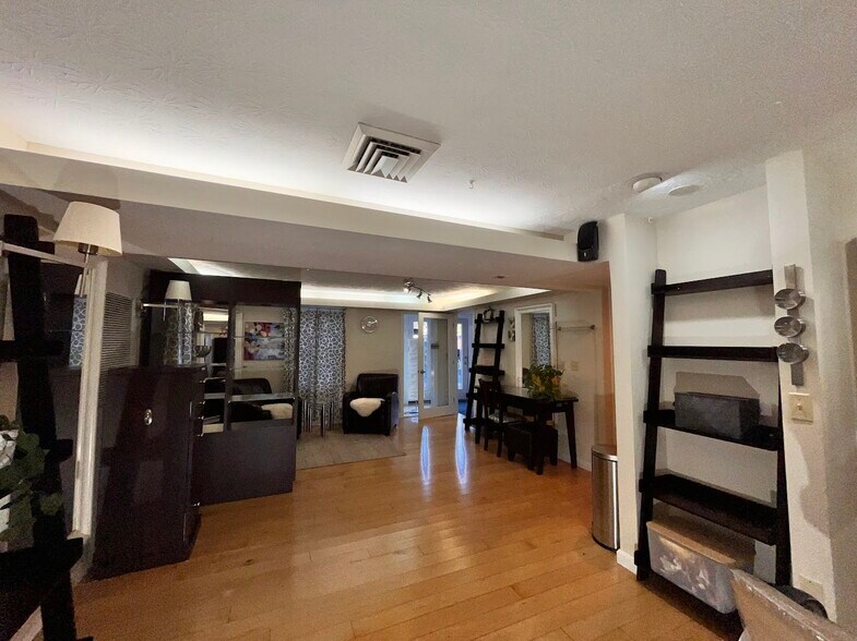 More Photos Of 110 Ponemah Rd, Amherst Freestanding For Sale