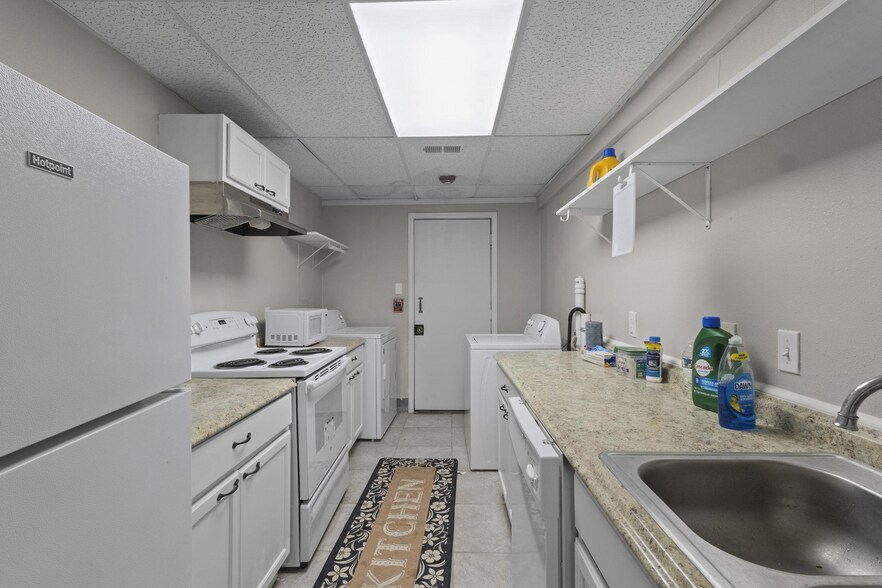 More Photos Of 1610 W Park Ave, Orange Service Station For Sale