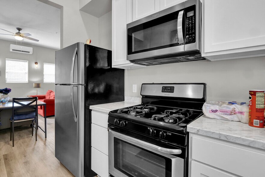 More Photos Of 2020 Princess Place Dr, Wilmington Freestanding For Sale