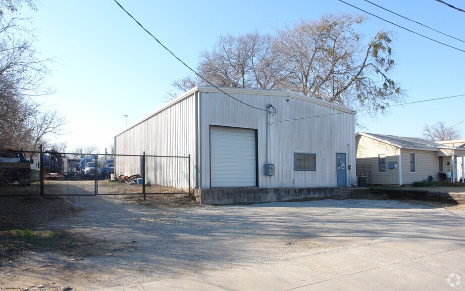 More Photos Of 2101 Delante St, Haltom City Warehouse For Lease