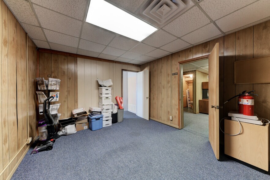 More Photos Of 113 W Lindbergh Blvd, Universal City Service For Sale