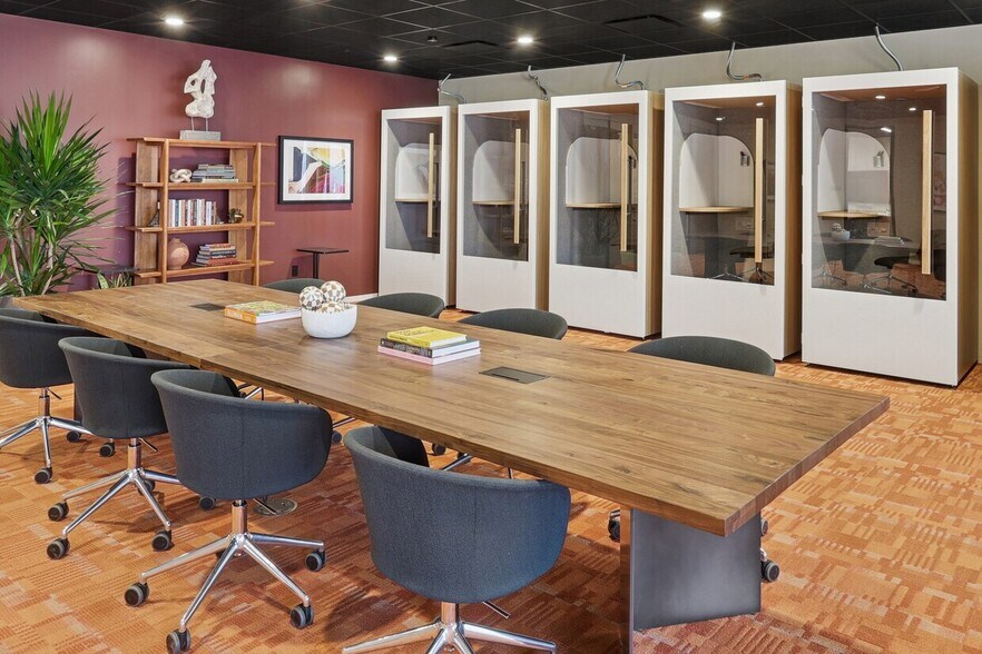 More Photos Of 200 W 41st St, New York Coworking Space