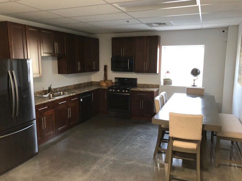 More Photos Of 1567 Vista View Dr, Longmont Showroom For Sale