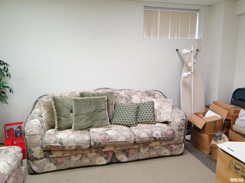 More Photos Of 909 E Grant St, Macomb Medical For Sale