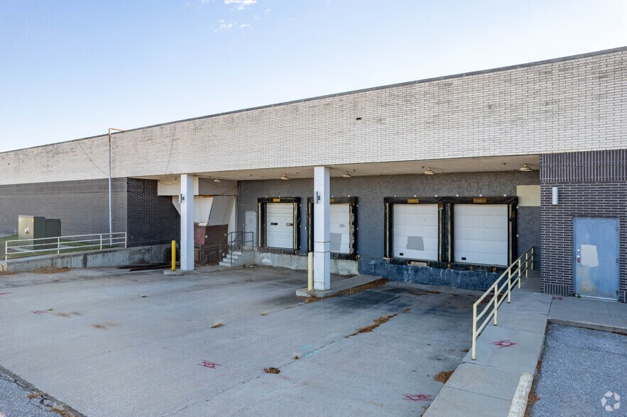 More Photos Of 6400 O St, Lincoln Department Store For Lease