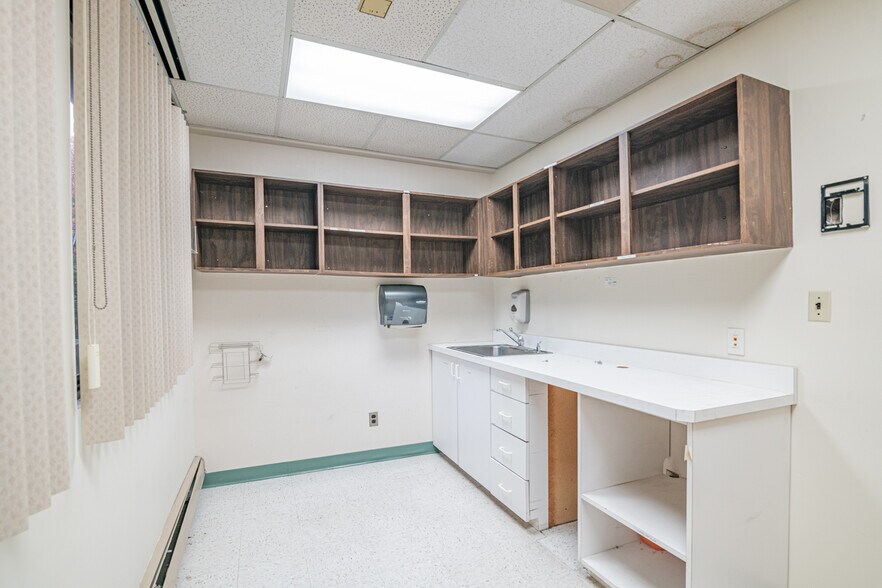 More Photos Of 99 Dutch Hill Rd, Orangeburg Medical For Lease