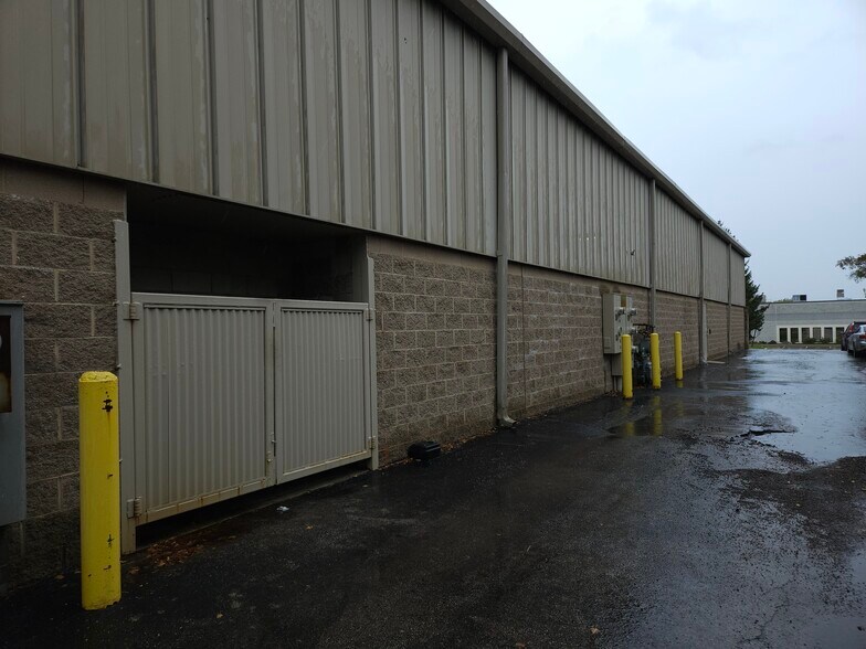 More Photos Of 825 W 75th St, Willowbrook Light Manufacturing For Sale