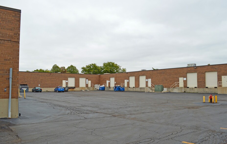 More Photos Of 1050-1098 N Tower Ln, Bensenville Flex For Lease